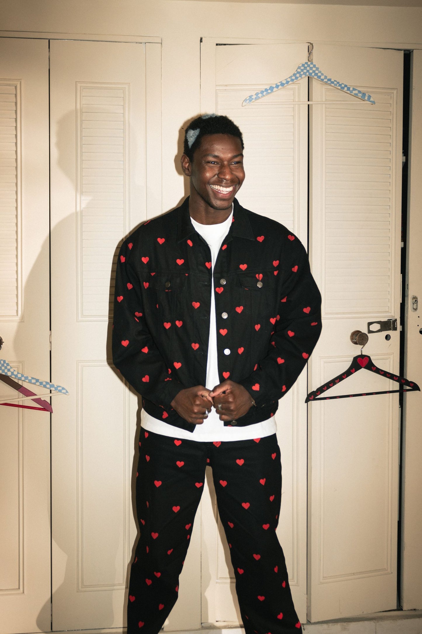CHAQUETA NEGRA CORAZONES