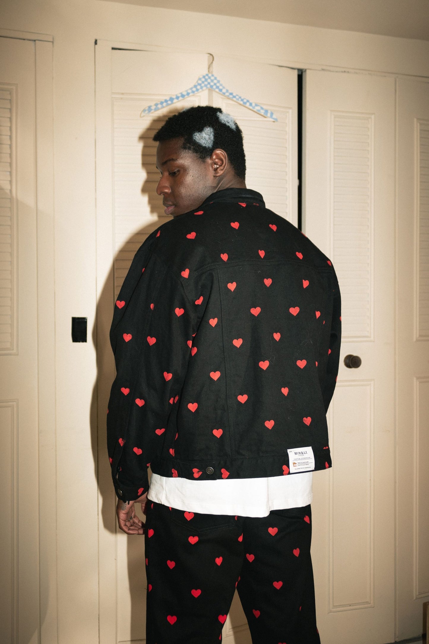 CHAQUETA NEGRA CORAZONES