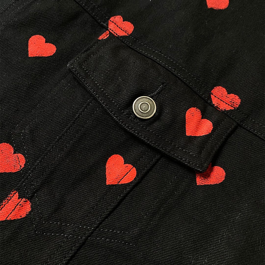 CHAQUETA NEGRA CORAZONES