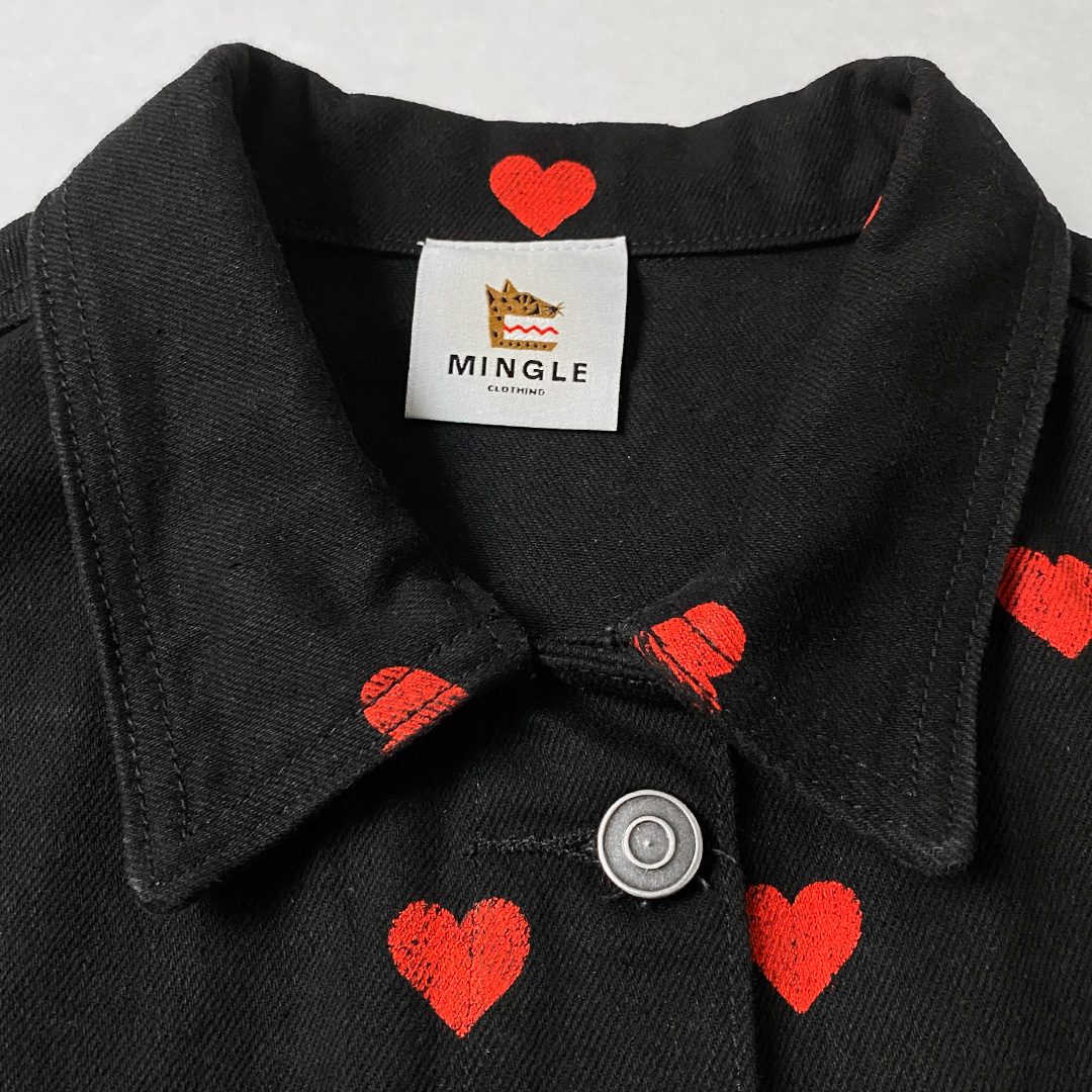 CHAQUETA NEGRA CORAZONES