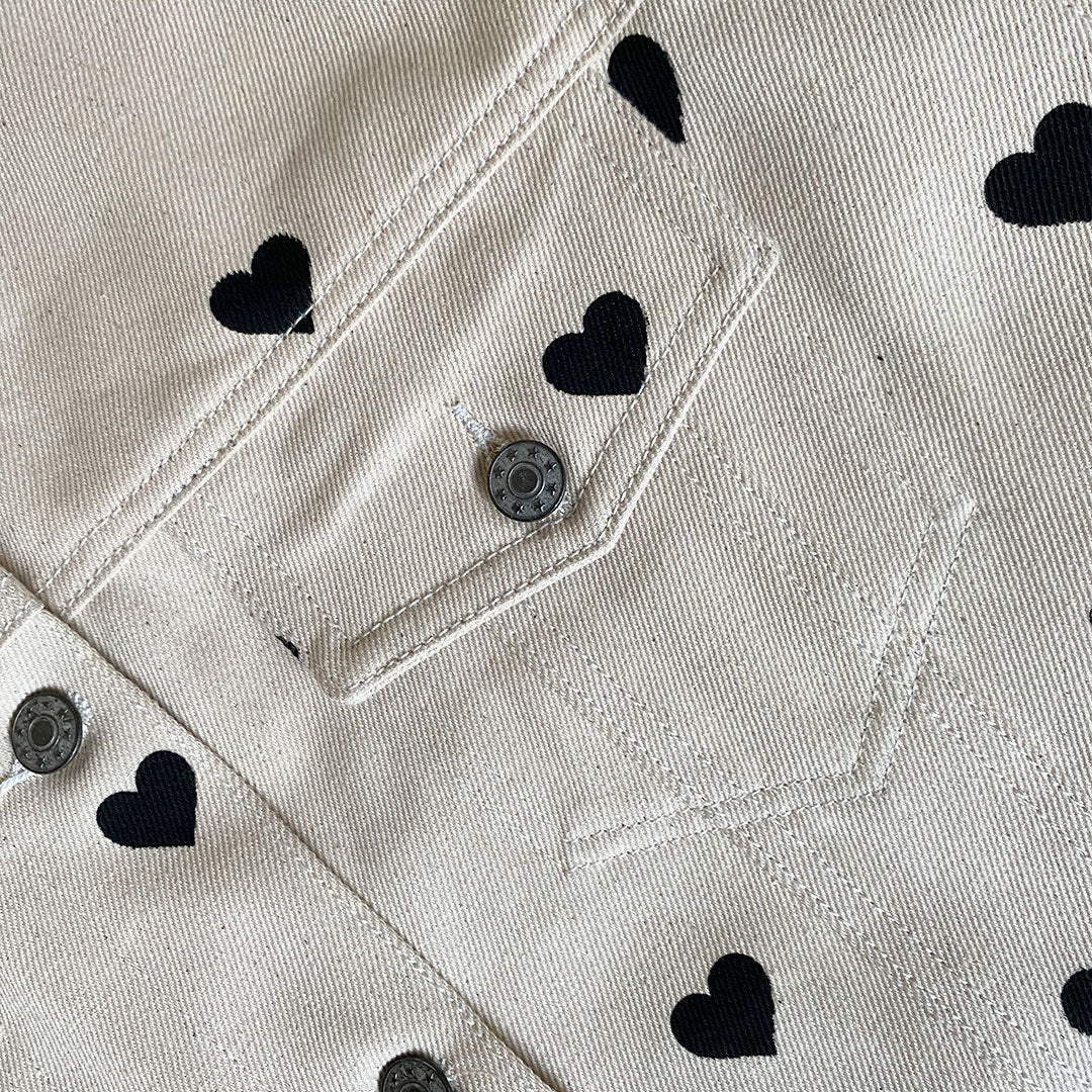 CHAQUETA MARFIL CORAZONES NEGROS