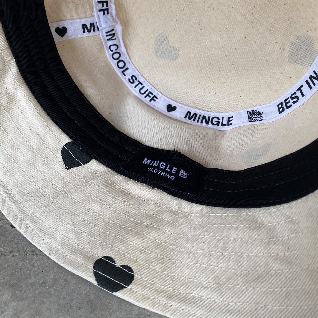 BUCKET HAT MARFIL CORAZONES NEGROS