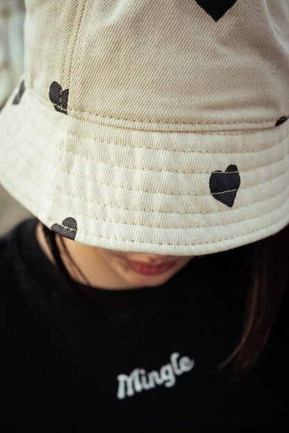 BUCKET HAT MARFIL CORAZONES NEGROS