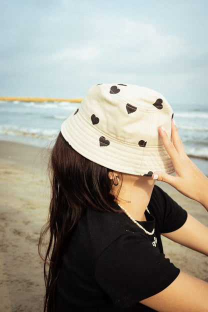 BUCKET HAT MARFIL CORAZONES NEGROS