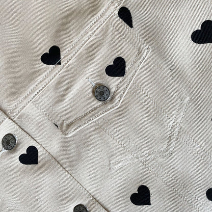 CHAQUETA MARFIL CORAZONES NEGROS