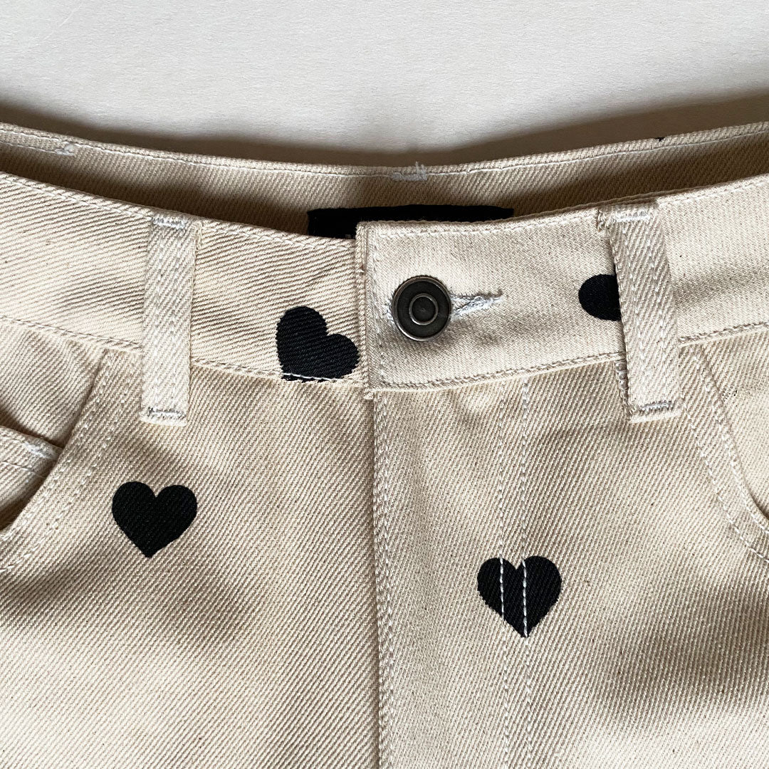 BERMUDA MARFIL CORAZONES NEGROS