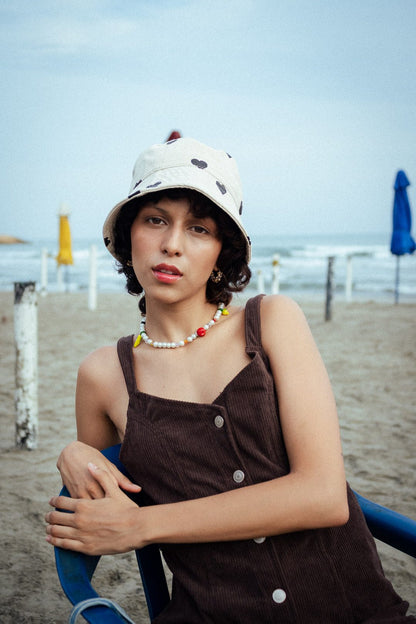 BUCKET HAT MARFIL CORAZONES NEGROS