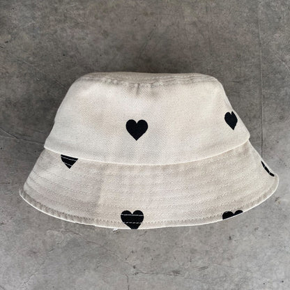 BUCKET HAT MARFIL CORAZONES NEGROS