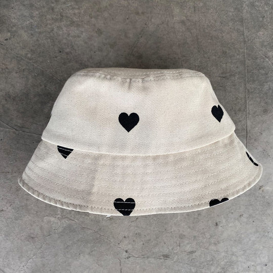 BUCKET HAT MARFIL CORAZONES NEGROS